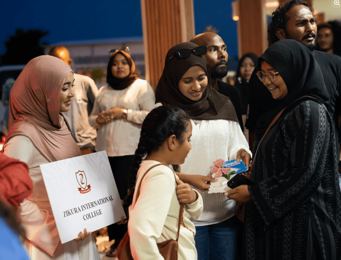 އަތޮޅުތެރޭ ބާއްވާ މަތީތައުލީމުގެ އެންމެ ބޮޑު އިޙުތިފާލު: ޒިކުރާ އިންޓަނޭޝަނަލް ކޮލެޖުގެ ދަސްވެނިވުން ބޭއްވުމަށް ތައްޔާރުވަނީ