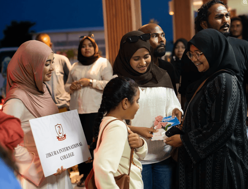 އަތޮޅުތެރޭ ބާއްވާ މަތީތައުލީމުގެ އެންމެ ބޮޑު އިޙުތިފާލު: ޒިކުރާ އިންޓަނޭޝަނަލް ކޮލެޖުގެ ދަސްވެނިވުން ބޭއްވުމަށް ތައްޔާރުވަނީ