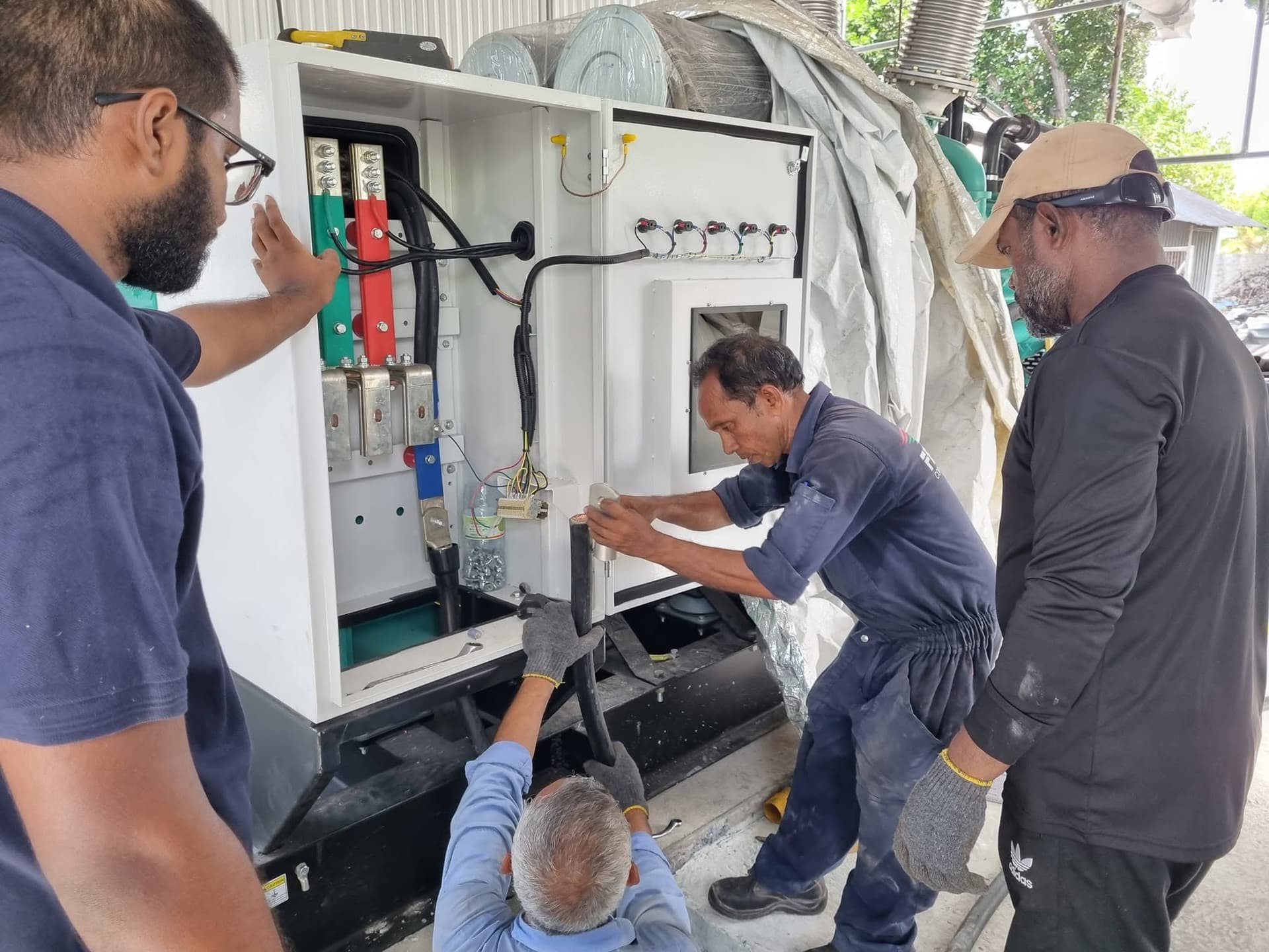 ރޭ ކަރަންޓުގެ ޚިދުމަތް މެދުކެނޑުނީ އިންޖީނުގޭގައި ހުރި މެއިން ފޯމަރެއް އޮފްވެގެން
