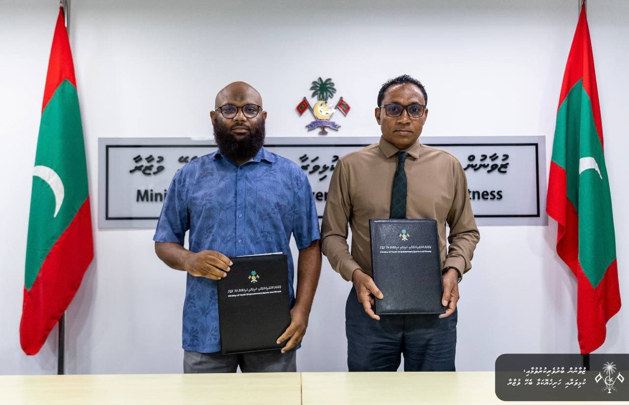 ފުވައްމުލަކުގައި ހޭންޑްބޯޅަ ކޯޓަކާއި ފުޓްސަލް ދަނޑެއް އެޅުމުގެ އެއްބަސްވުމުގައި ސޮއިކޮށްފި