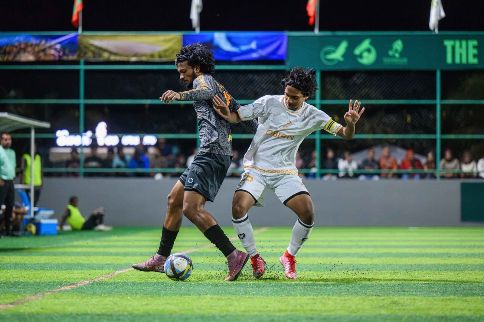 ދި ހޯކްސް ފުވައްމުލައް ސިޓީ ކައުންސިލް ފުޓްސެލް މުބާރާތުގައި ރޭ ގަލޯނާ ސްޕޯޓްސް ކްލަބާއި ދަށިކިޅި ކްލަބު މޮޅުވިއިރު، ޑީއެސްއާރުސީ ޖޫނިއާސް އާއި ފުނާޑު ސްޕޯޓްސްގެ ކުރިމަތިލުން އެއްވަރުވެއްޖެ